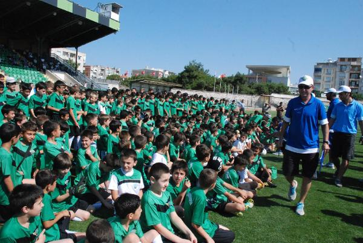 Akhisar Belediyespor\'da Minikler Ordusu