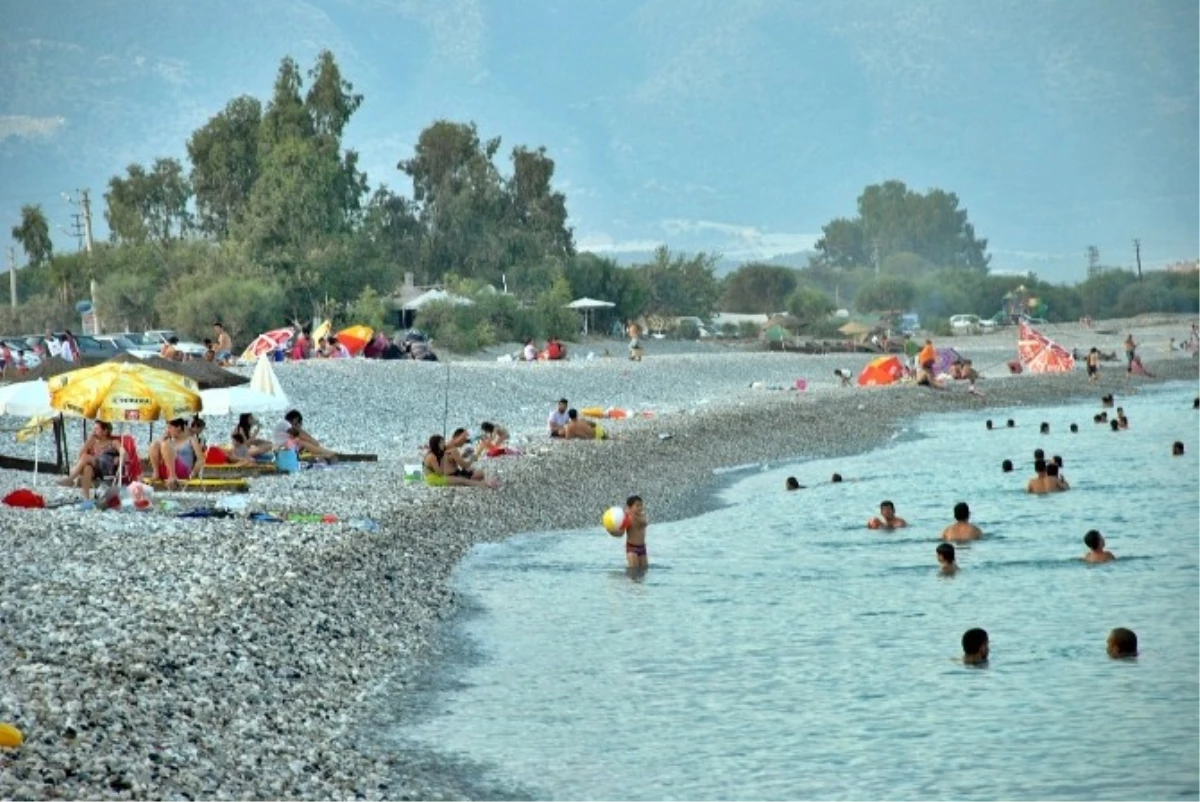 Antalya\'da İftar Sofraları Sahile ve Teknelere Taşındı