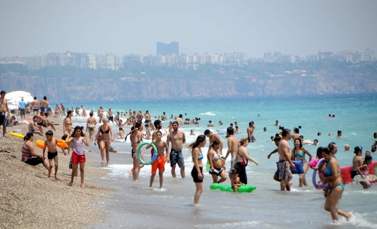 Antalya\'da Sahiller Tıklım Tıklım