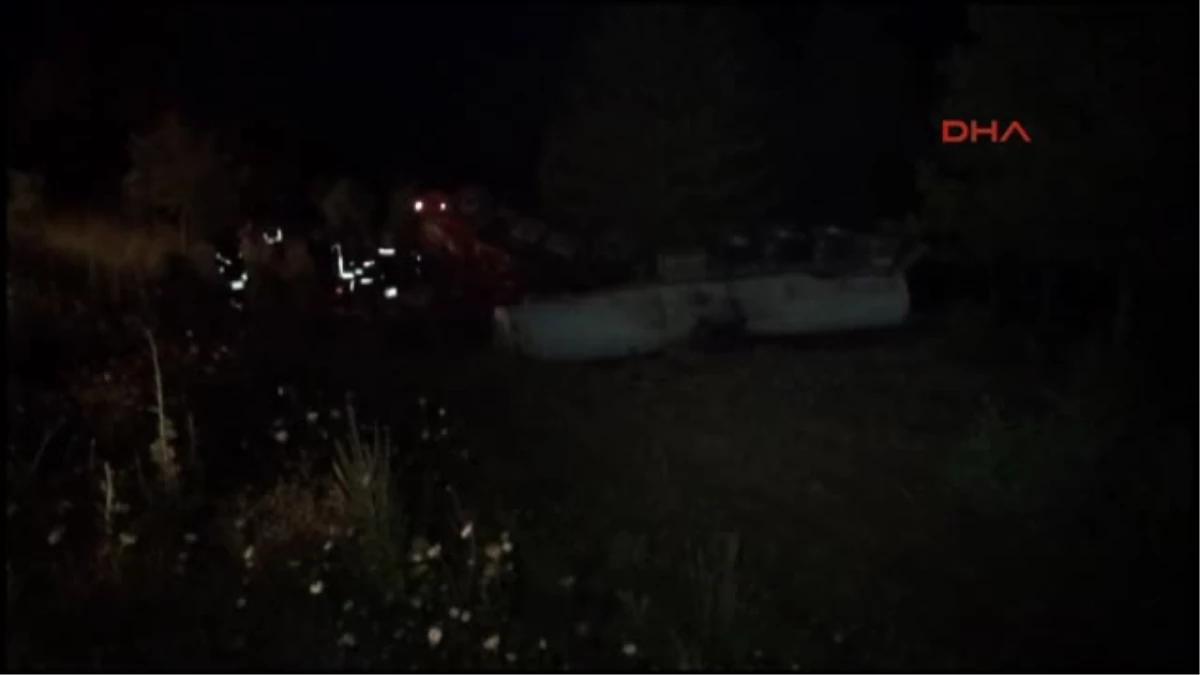 Asit Tankeri Şarampole Uçtu, Araçta Sıkışan Sürücü 3 Saatte Kurtarıldı