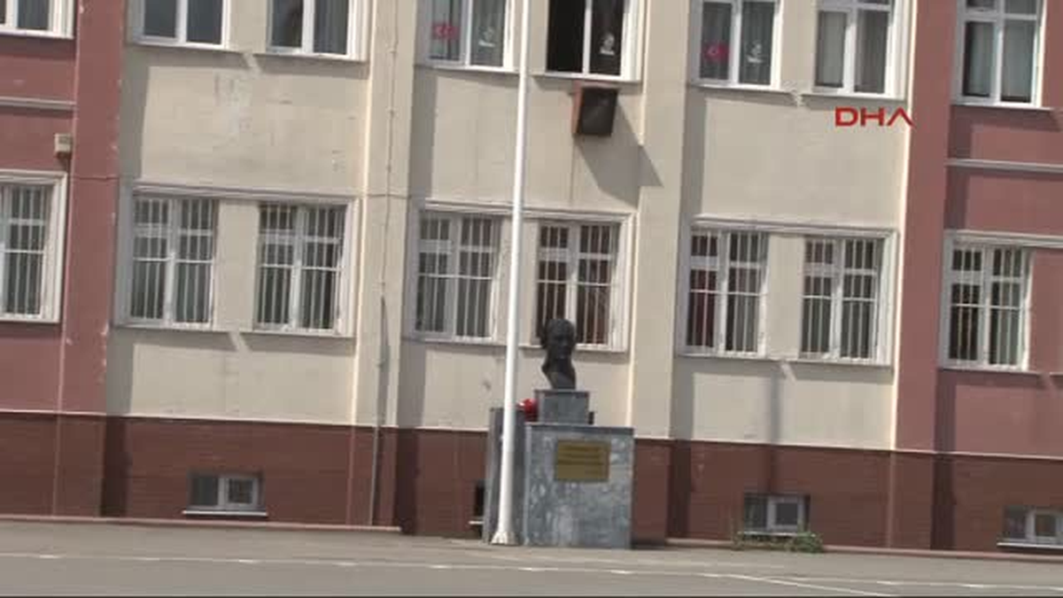 Ataşehir\'de Okuldaki Türk Bayrağı İndirildi İddiası
