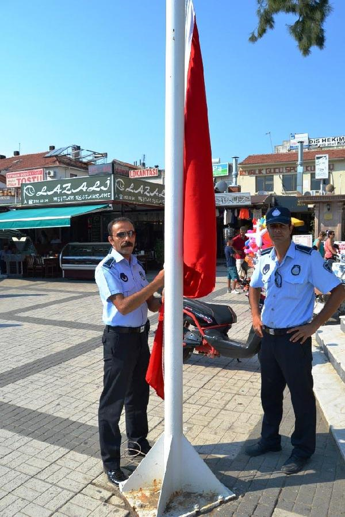Ayvalık\'ta Yıllardır Süren İstiklal Marşı Geleneği