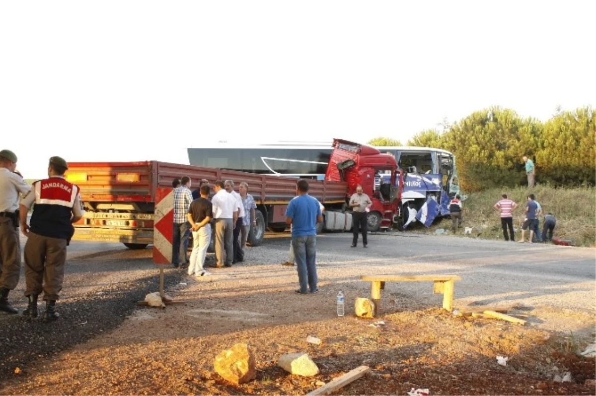 Balıkesir\'de Otobüs ve Tır Çarpıştı: 24 Yaralı