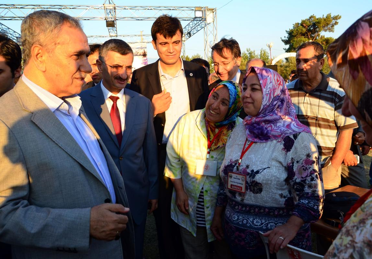 Başbakan Yardımcısı Arınç, Manisa\'da Açıklaması