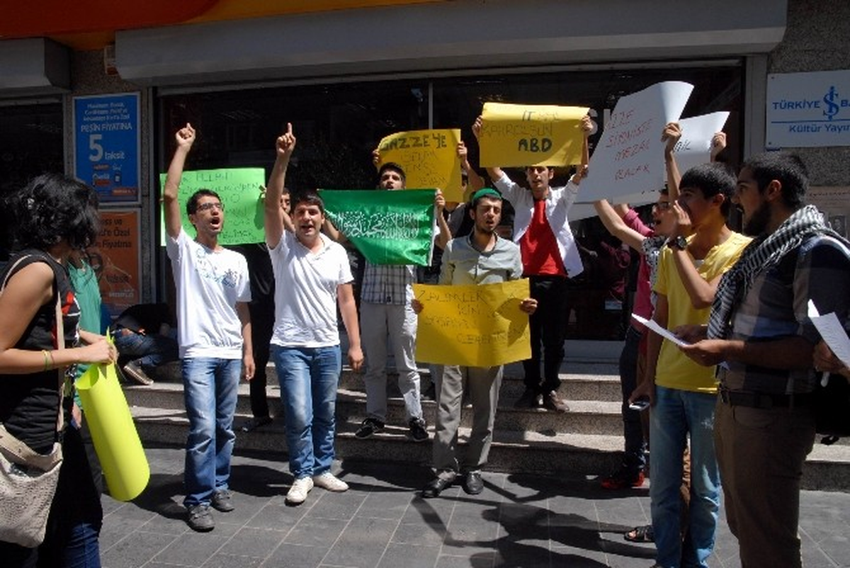 Diyarbakır\'da Gençler İsrail\'i Protesto Etti