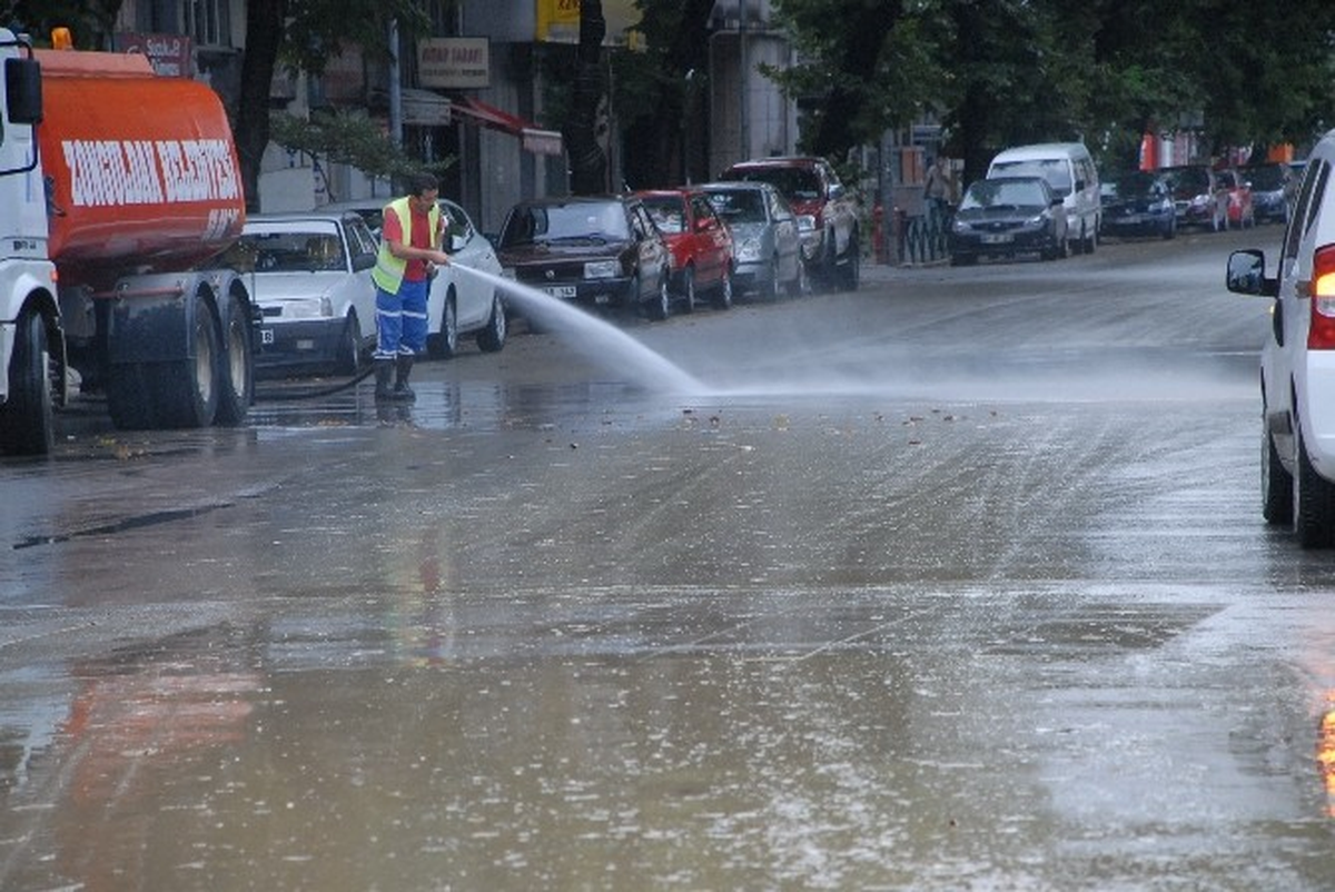 Ekipler, Yağmur Sonrası Çamur Temizledi