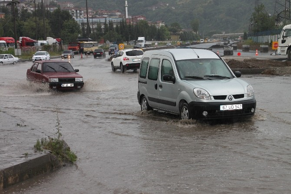 Ereğli\'de Yağmur Etkili Oldu