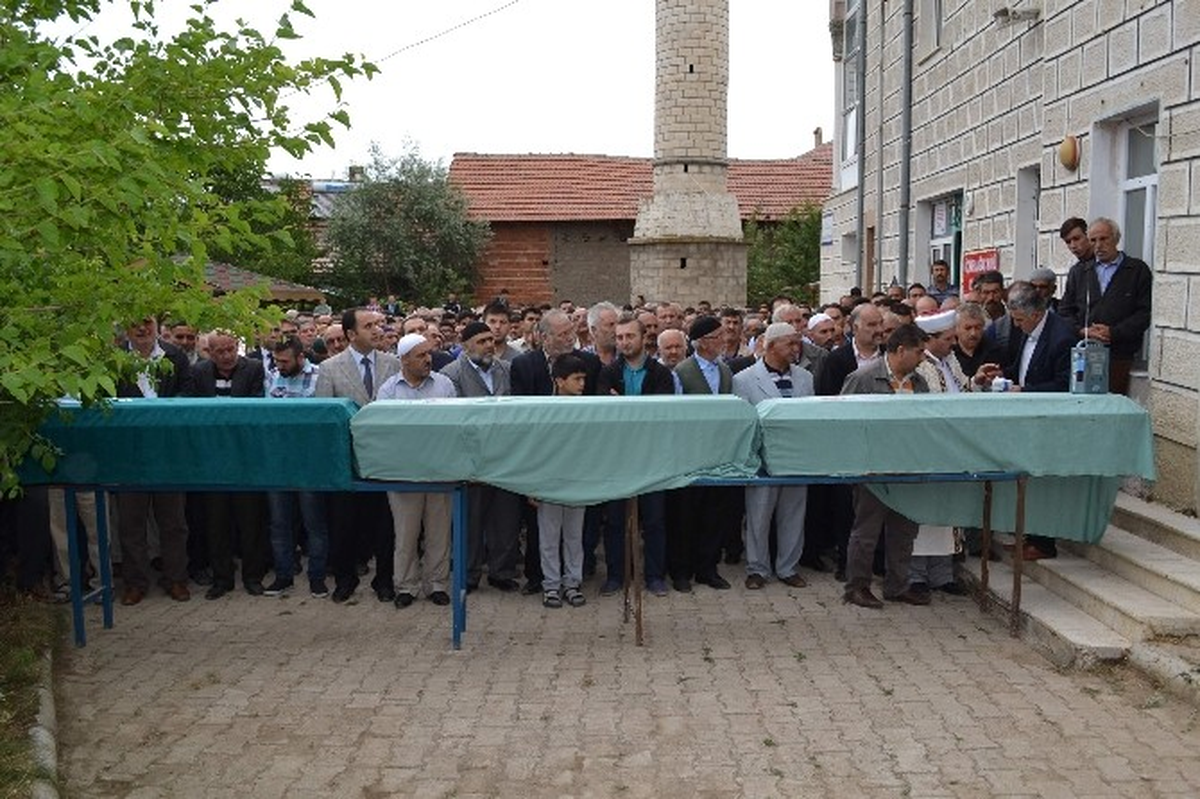 Fransa\'da Yangında Ölen 3 Türk, Memleketi Yozgat\'ta Gözyaşları Arasında Toprağa Verildi