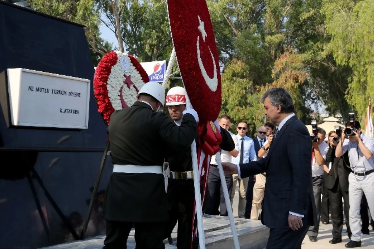 Gül ve Eroğlu KKTC\'de Atatürk Büstü\'ne Çelenk Bıraktı