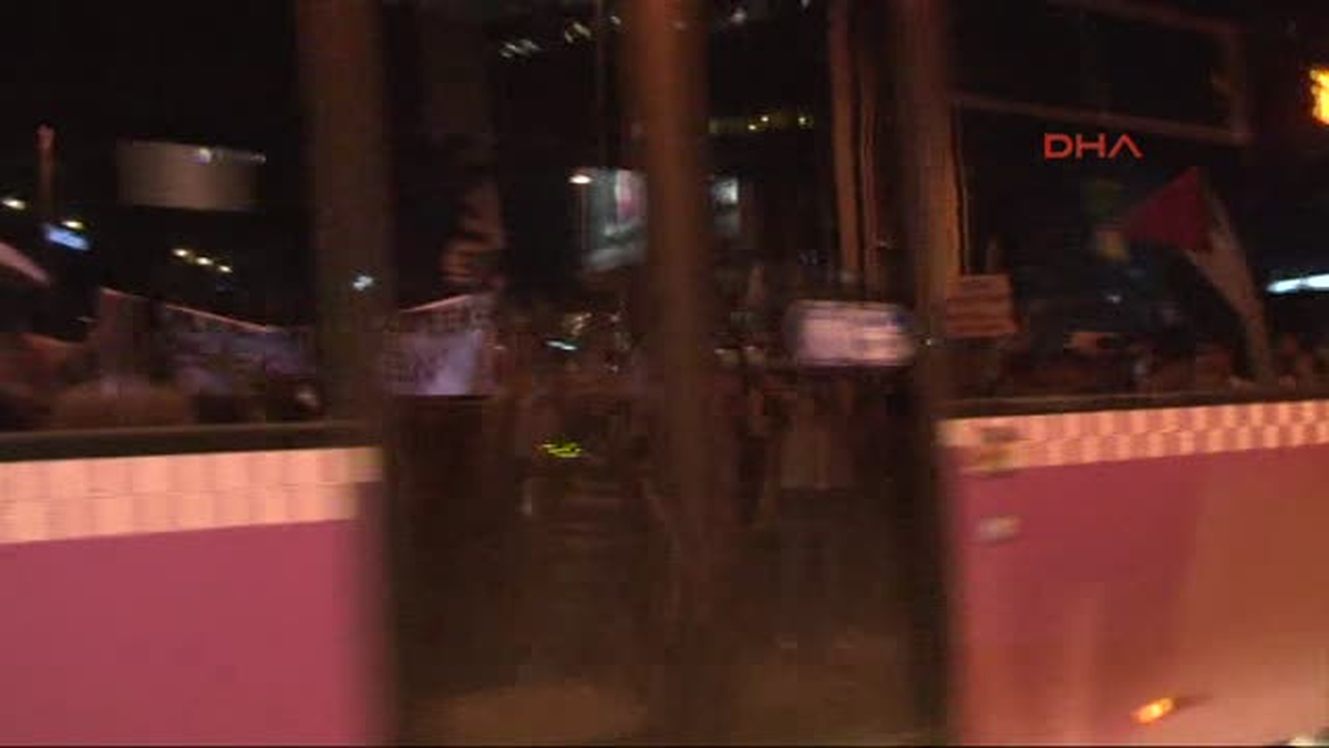 İstanbul Başkonsolosluğu Önündeki Protestoya, Polis Müdahale Etti