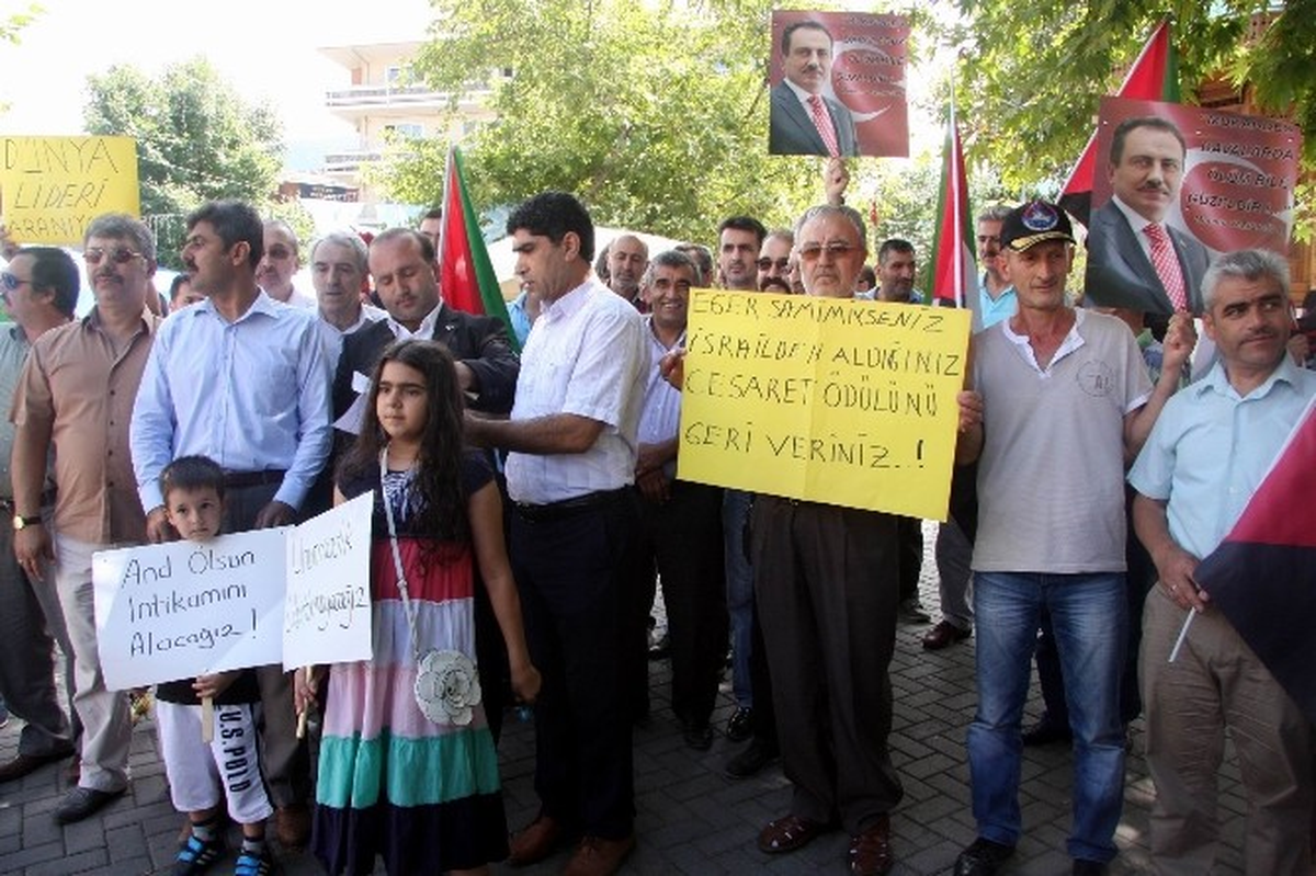 İsrail Bayrağı Yakarak, Katliama Tepki Gösterdiler