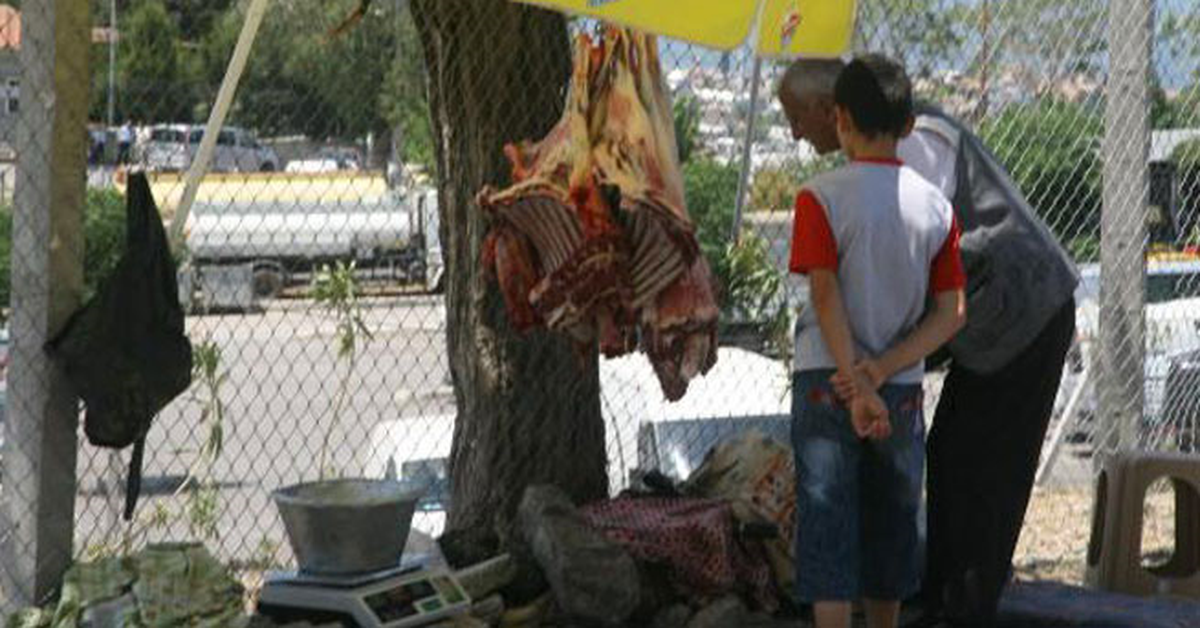 İzmir\'de 40 Derece Sıcakta Sokakta Et Kesilip, Satılıyor