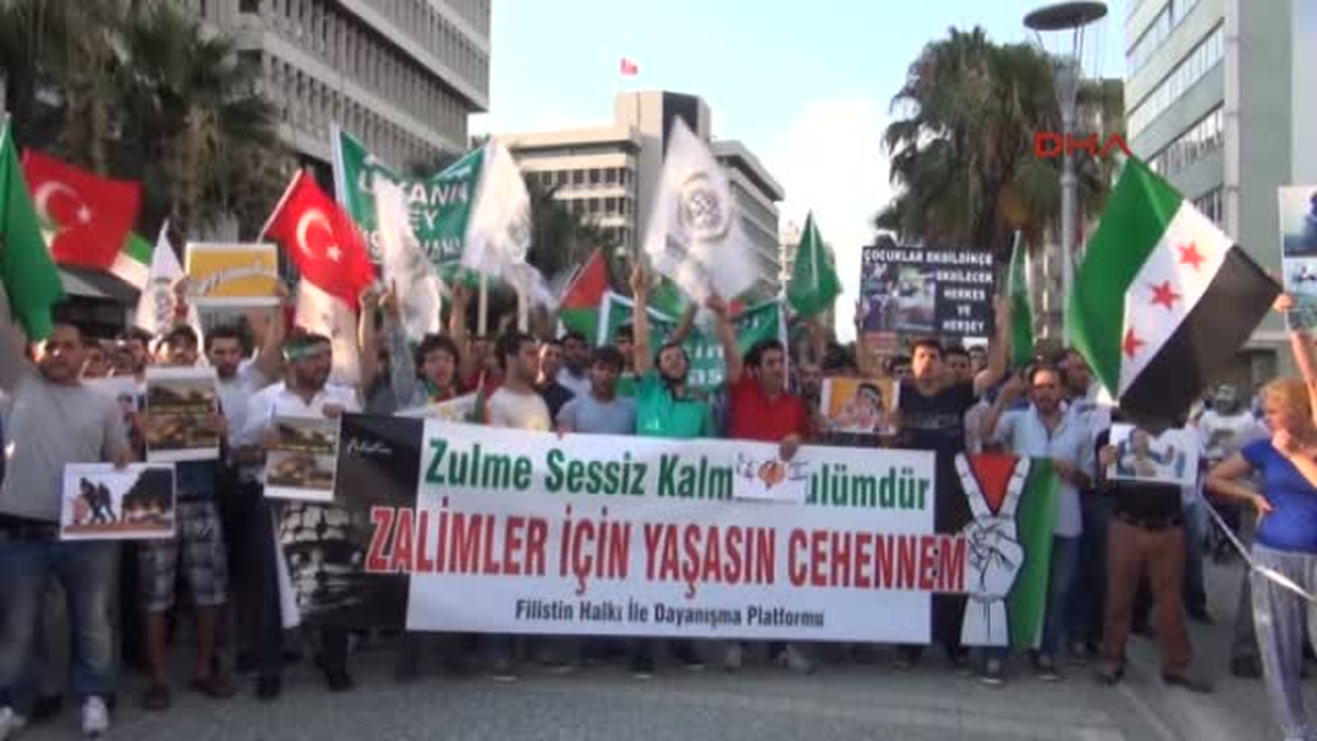 İzmir\'de, Gazze\'ye Destek Eyleminde İsrail Bayrağı Yakıldı