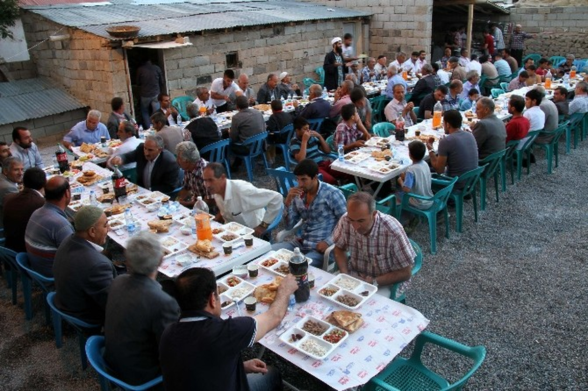 Kardeşlerden Mahalleliye İftar Yemeği