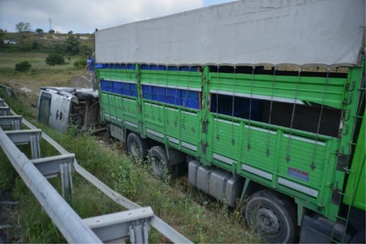 Kaza Yapan Kamyonun İşlemleri Yapılırken, Minibüs Bekleyenlere Çarptı: 7 Yaralı