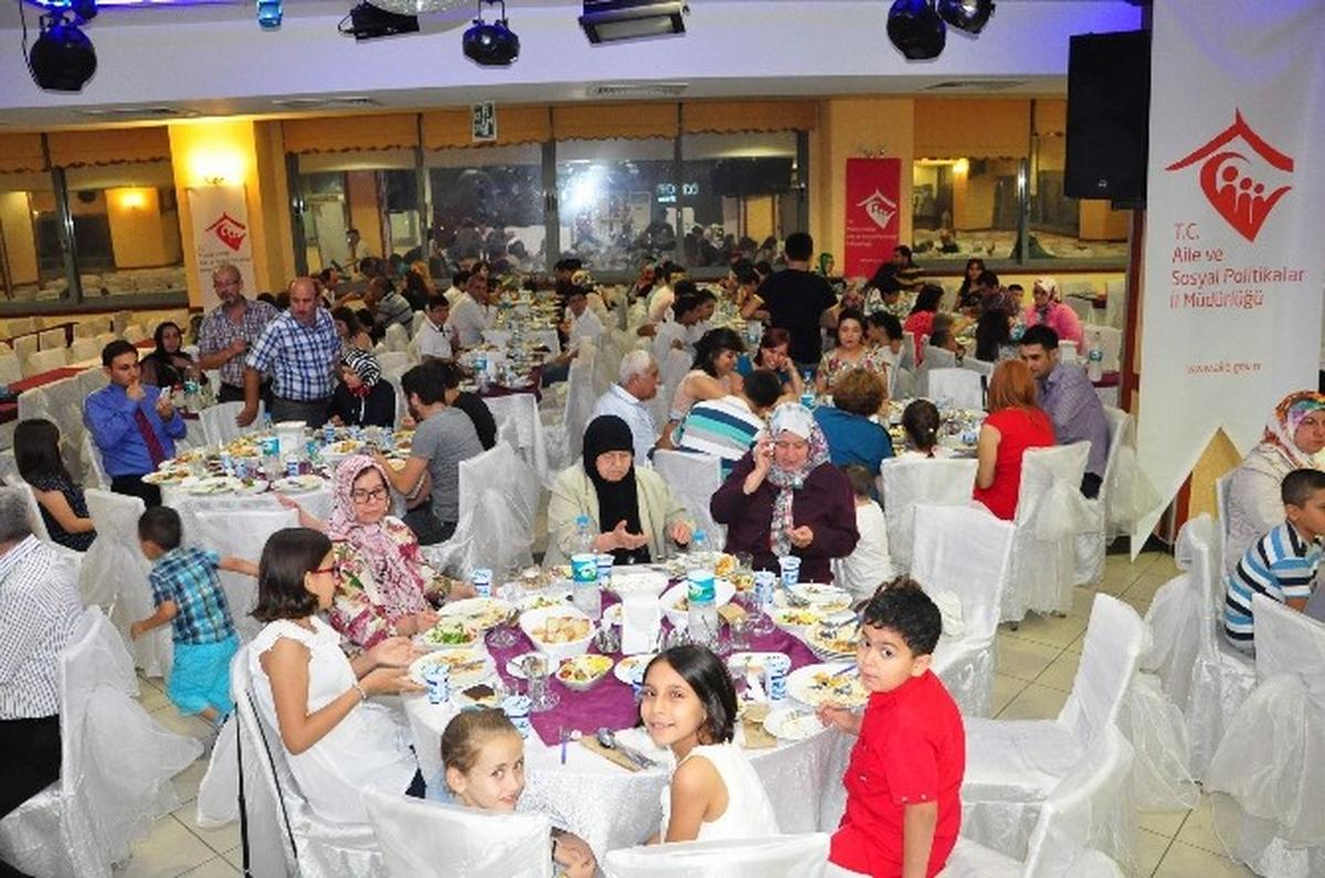 Koruyucu Aileler İftar Yemeğinde Bir Araya Geldi