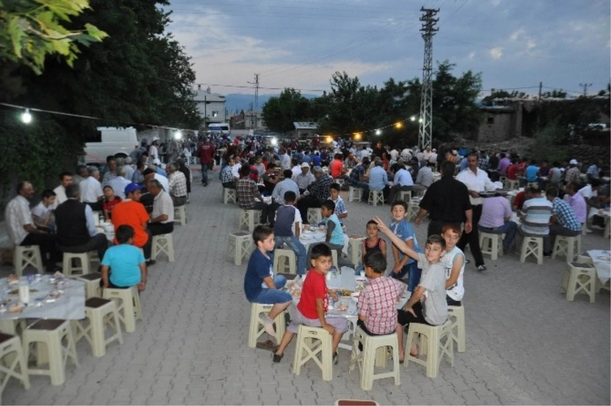 Kumluca Mahallesi Sakinleri İftarda Bir Araya Geldi