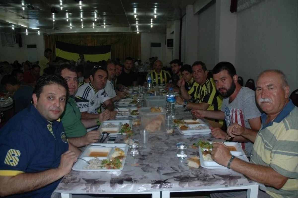 Kuşadası Fenerbahçeliler Derneği\'nden İftar Yemeği