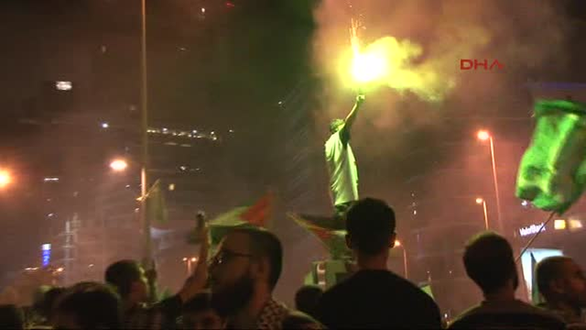Levent\'teki İsrail Başkonsolosluğu\'nun Önünde Eylem Yapan ve Konsolosluğun Bulunduğu Binaya Doğru...