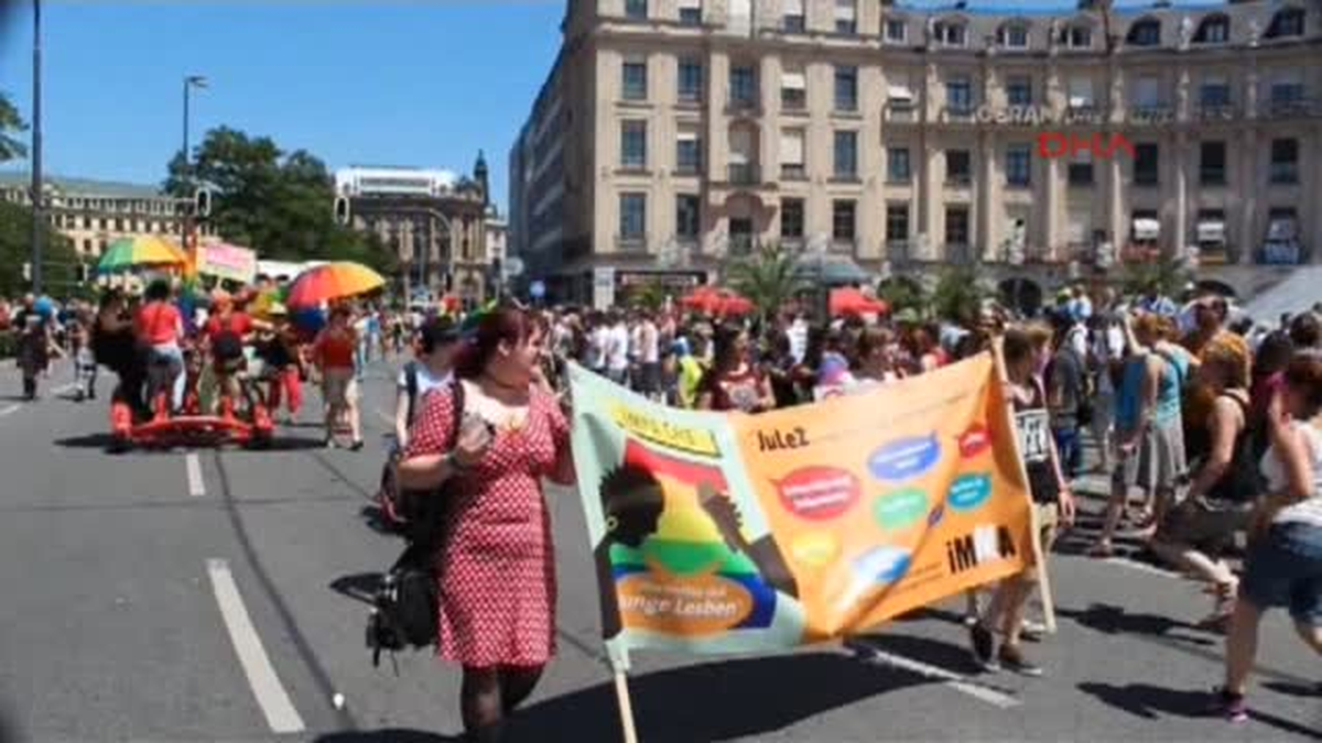 Münih\'te Gay ve Lezbiyenler Yürüdü
