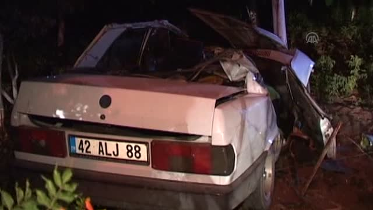 Otomobil traktörün römorkuna çarptı: 1 ölü, 5 yaralı -