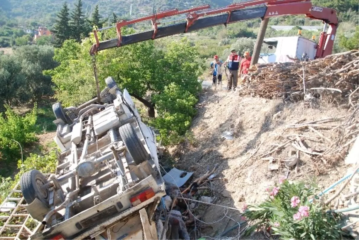 Virajı Alamayan Pikap Eve Girdi: 2 Ölü, 1 Yaralı