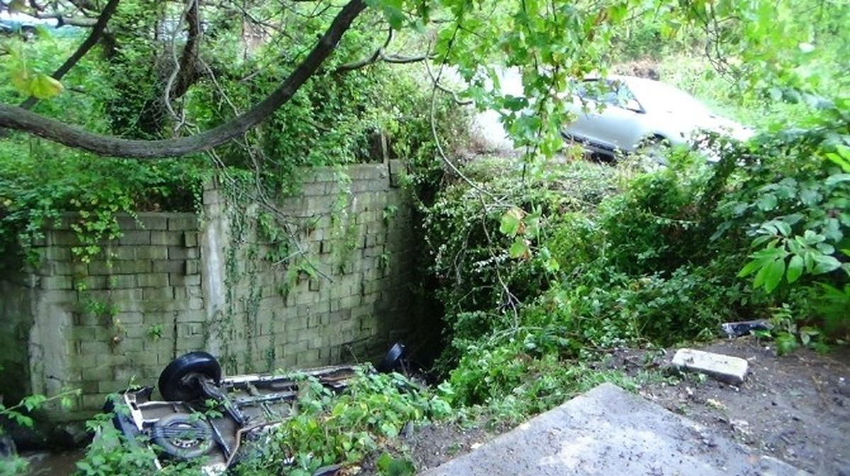 Zonguldak\'ta Otomobil Dereye Uçtu: 2 Yaralı