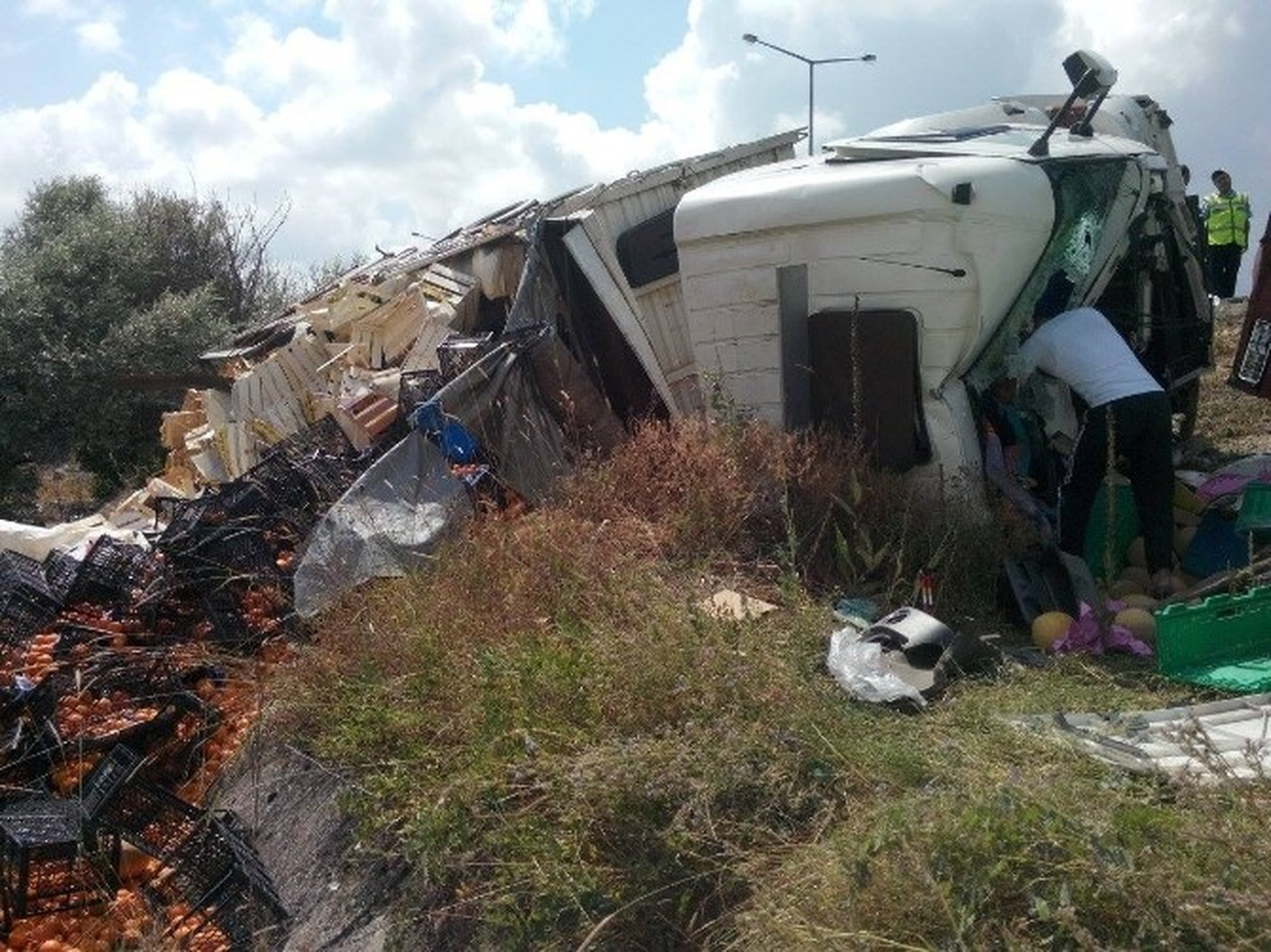 Portakal Yüklü Kamyon, Kavun Yüklü Kamyon ile Çarpıştı: 2 Yaralı