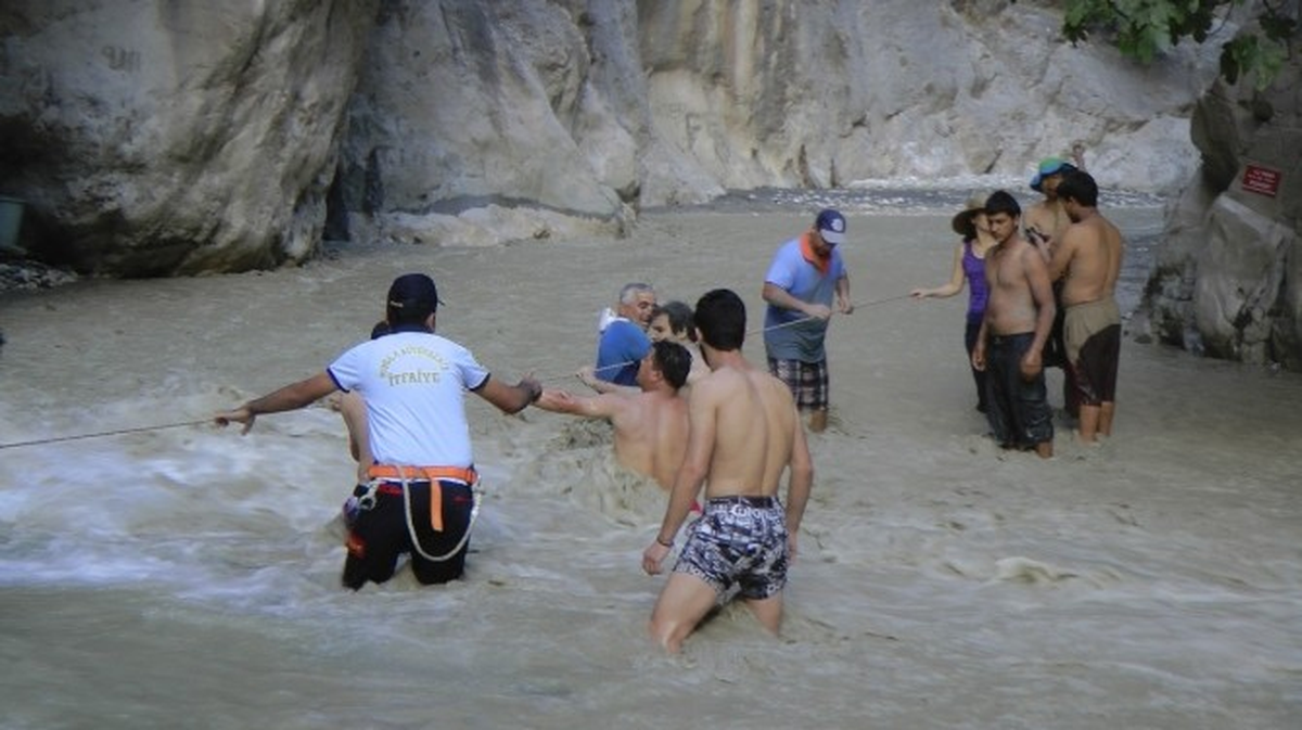 Saklıkent Kanyonunda Mahsur Kalan 25 Kişi Kurtarıldı