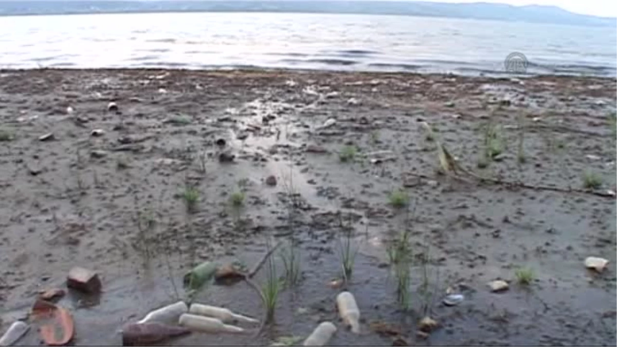 Sapanca Gölü\'ndeki Su Seviyesi Düşünce Çöpler Ortaya Çıktı