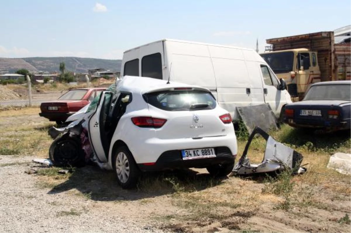 Servis Midibüsü ile Otomobil Çarpıştı: 13 Yaralı