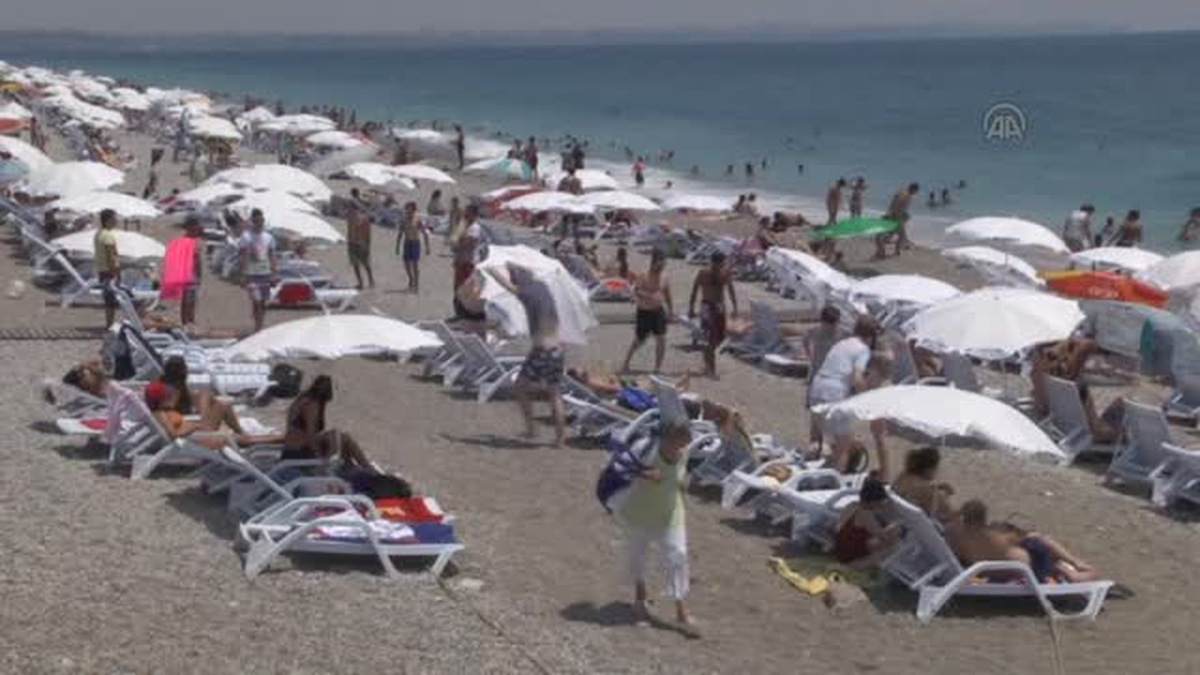 Vatandaşlar Serinlemek İçin Denize Akın Etti