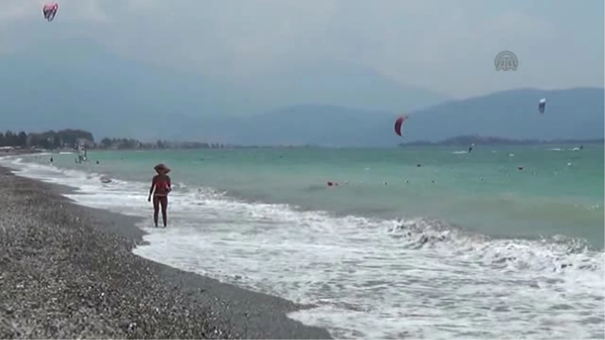 Yabancı turistler Fethiye\'de kitesörf öğreniyor -