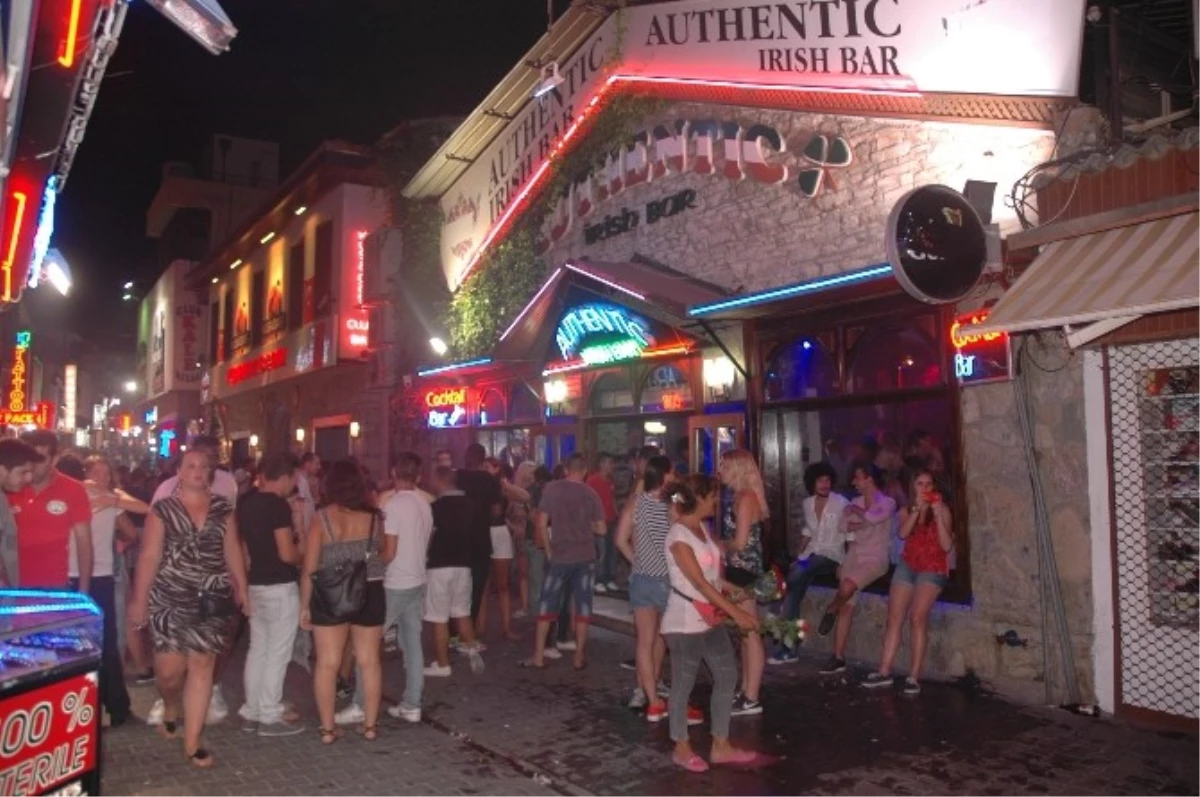 Yabancı Turistlerin Kuşadası'nda Eğlence Adresi: Barlar Sokağı