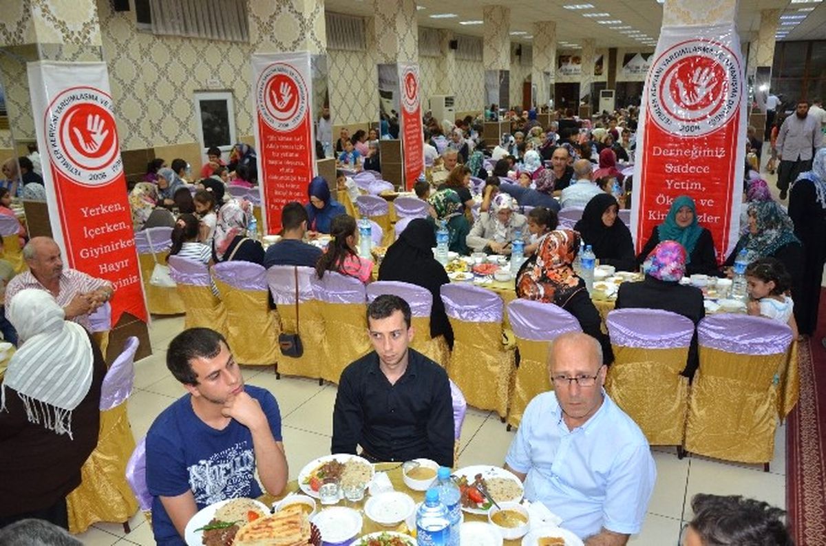 Yetimler Kervanı, Yetimlere İftar Verdi