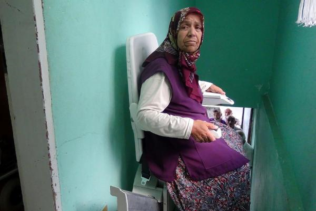 Yürüyemeyen Eşi İçin Eve Raylı Asansör Kurdu