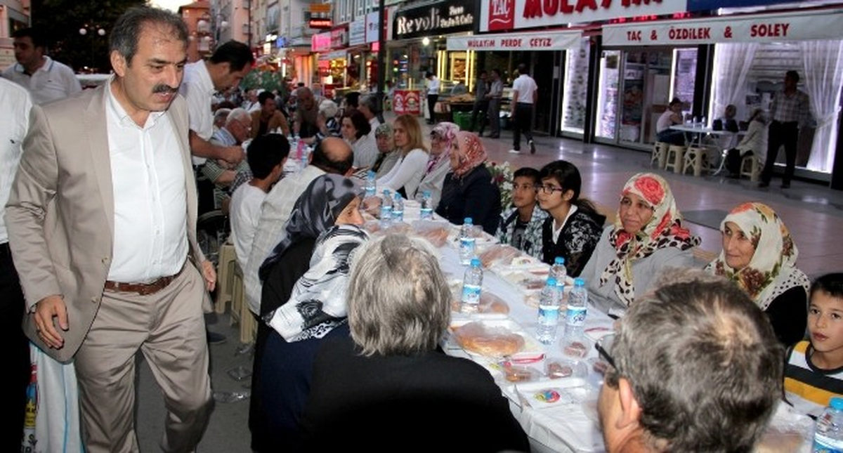 1 Kilometrelik İftar Masasına 9 Bin Kişi Oturdu