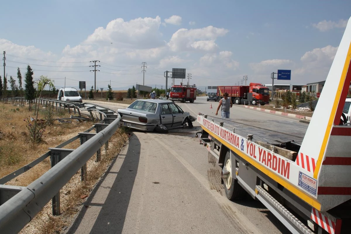 Afyonkarahisar\'da Otomobil Bariyerlere Çarptı: 5 Yaralı