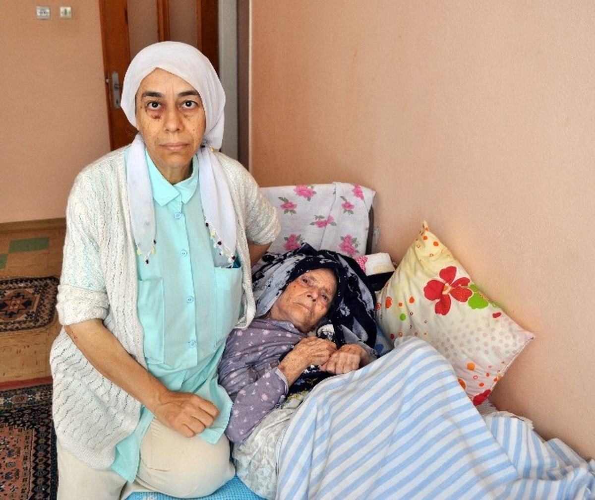 Aidat Borcu Yüzünden Evinden Oldular