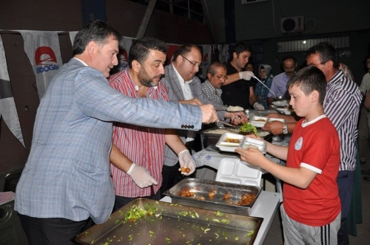 AK Parti\'den Mahalle İftarı