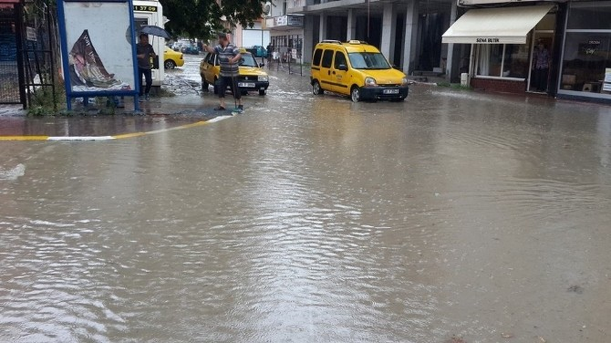 Akçakoca\'da Sağanak Yağış