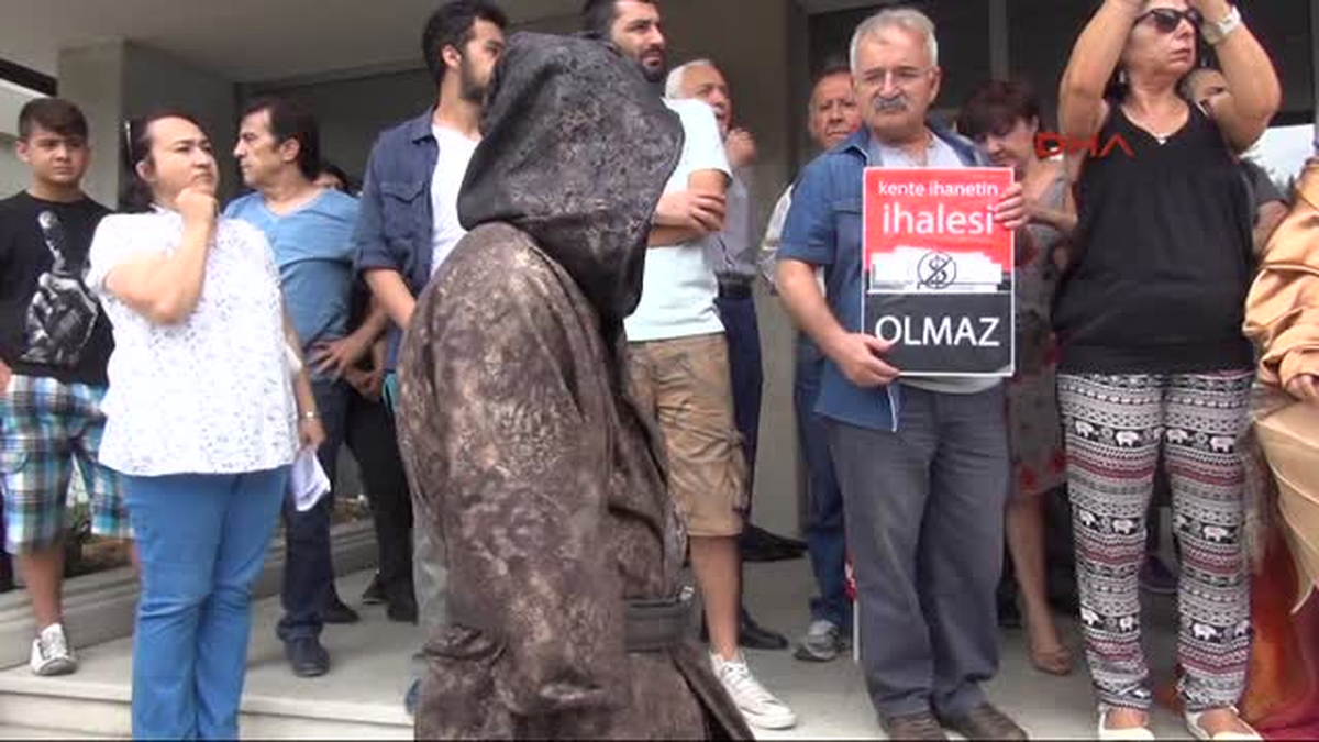 Akün Sahnesi Önünde \'Sanata Evet İhaleye Hayır\' Eylemi