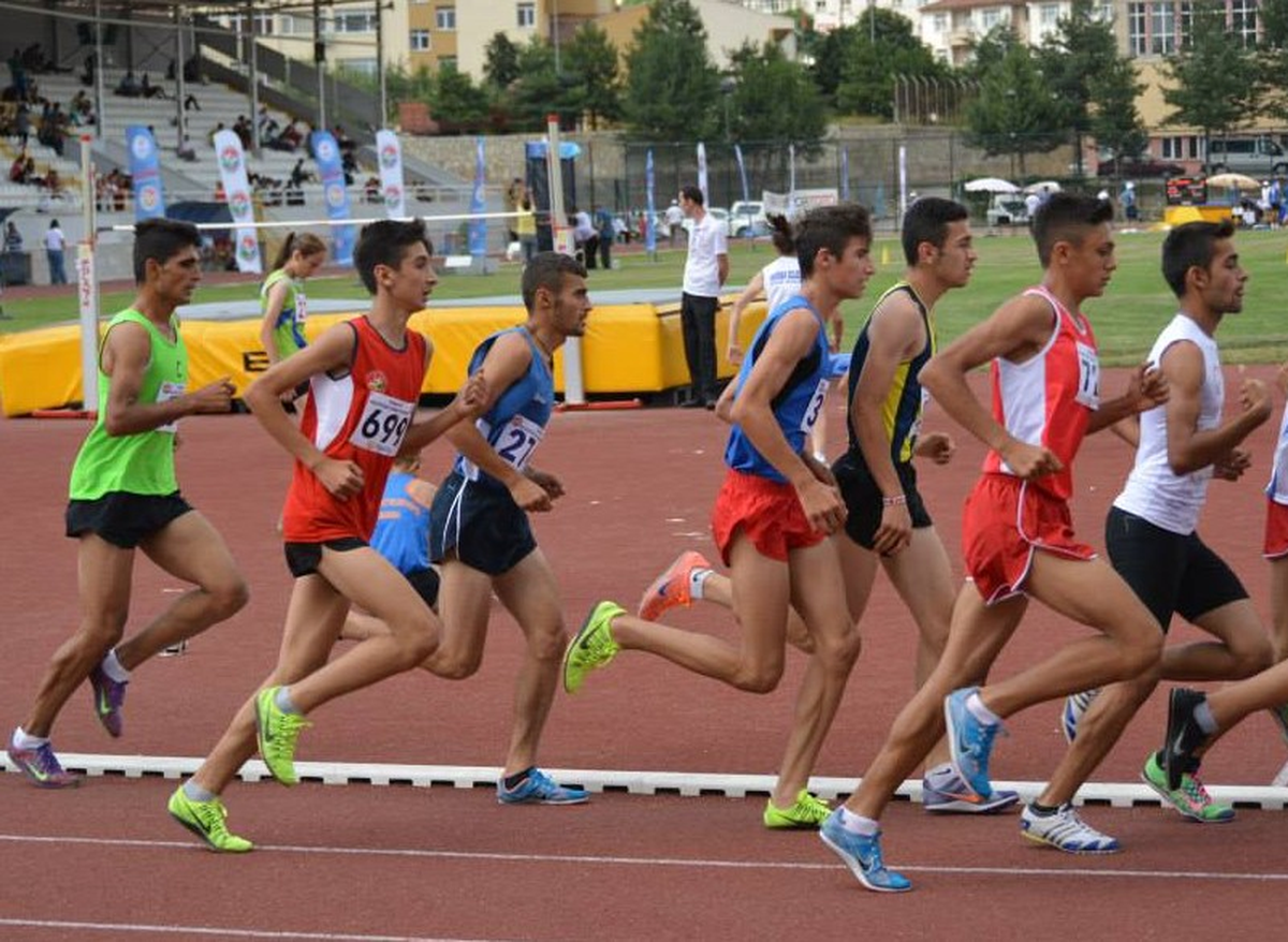 Atletler, Dışarda da İçerde de Başarıya Koşuyor