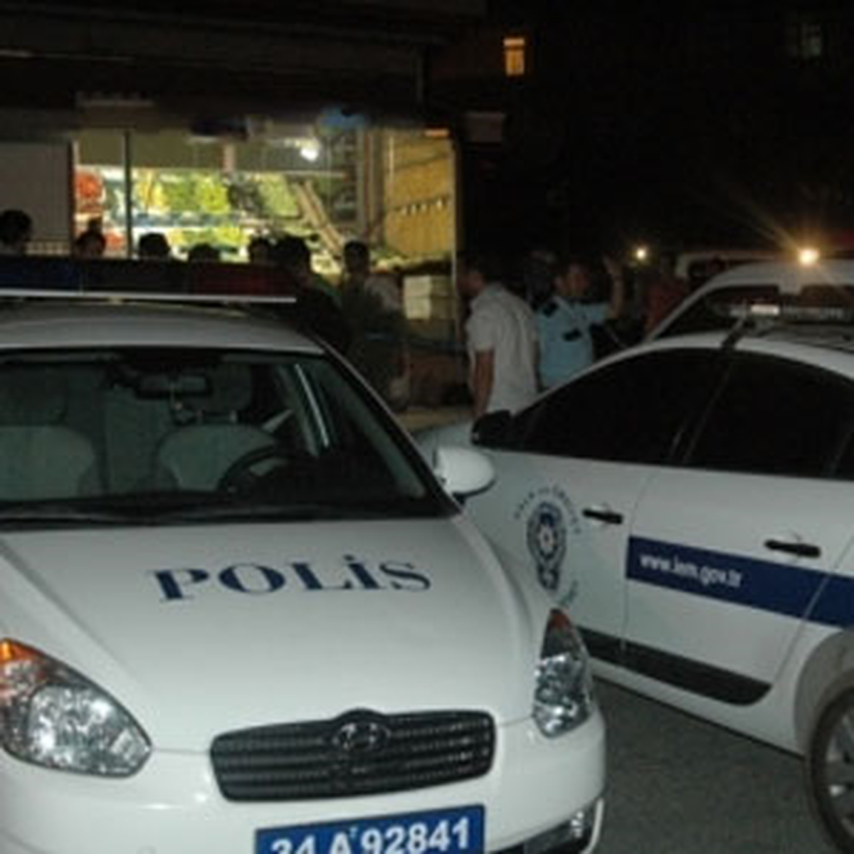 Bıçaklı Kavgada Polis Memuru Kolundan Yaralandı