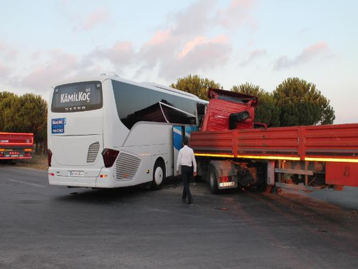 Bandırma\'da Otobüs Tır ile Çarpıştı: 31 Yaralı