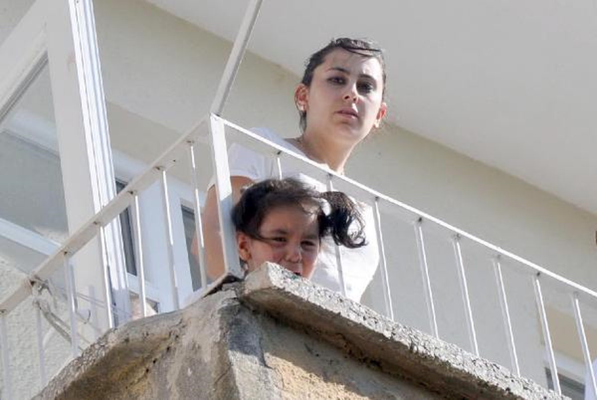 Başı Balkon Demirlerine Sıkışan 3 Yaşındaki Azra\'yı İtfaiye Kurtardı