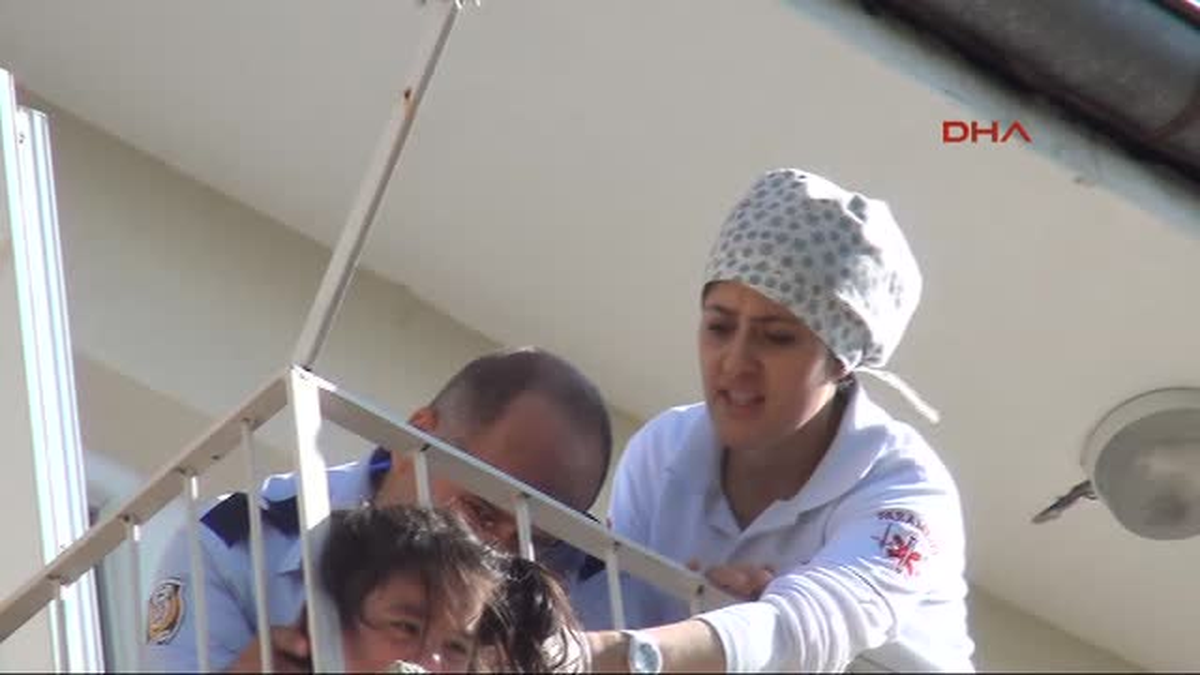 Başı Balkon Demirlerine Sıkışan 3 Yaşındaki Azra\'yı İtfaiye Kurtardı