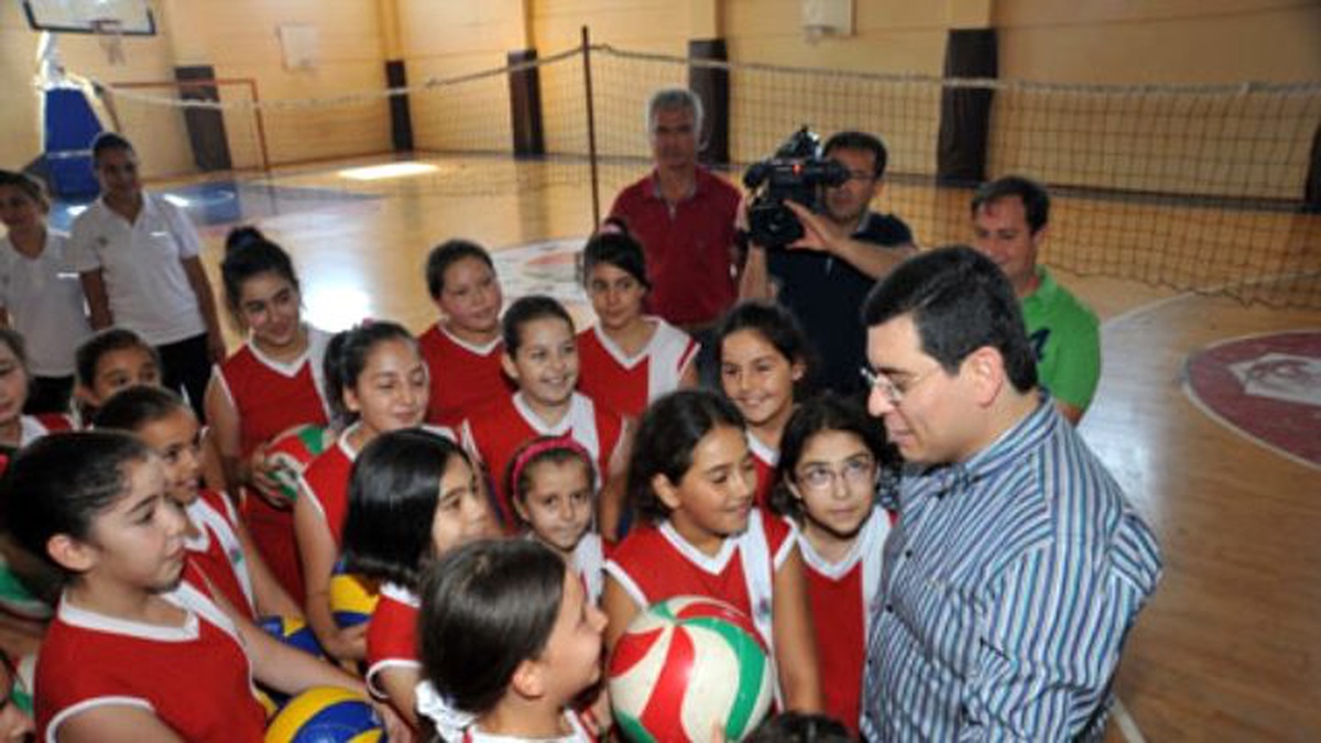 Kepez Belediye Başkanı Tütüncü Yaz Spor Okulunu Ziyaret Etti