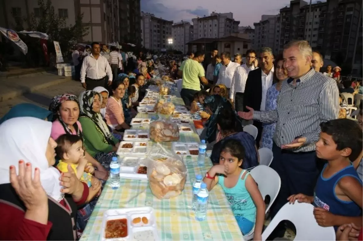 Başkan Zolan, TOKİ Konutlarında İftar Yaptı