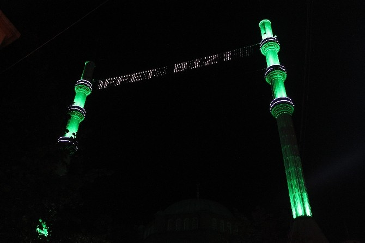 Büyükşehir Belediyesi\'nden Ünye Büyük Cami\'ye Mahya